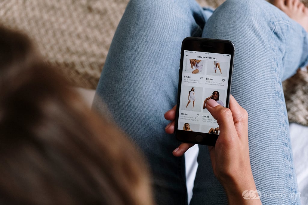 Shopping for clothes on the mobile phone